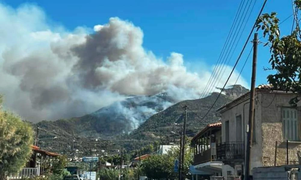 Ανεξέλεγκτη η Φωτιά στο Ξυλόκαστρο Κορινθίας: Εκκενώνεται και άλλος οικισμός (βίντεο)